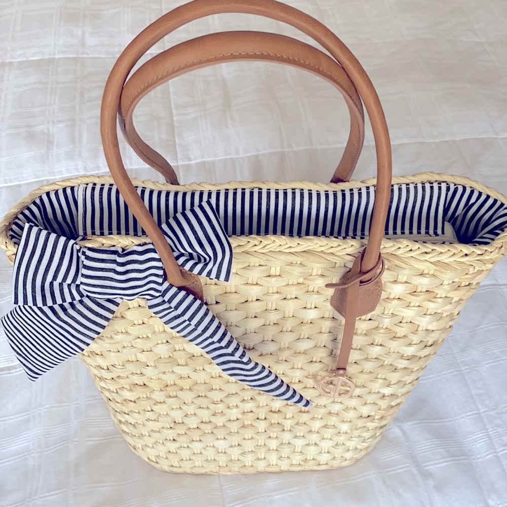 NWOT classic straw shoulder/tote Blue and White lining, zipper close.